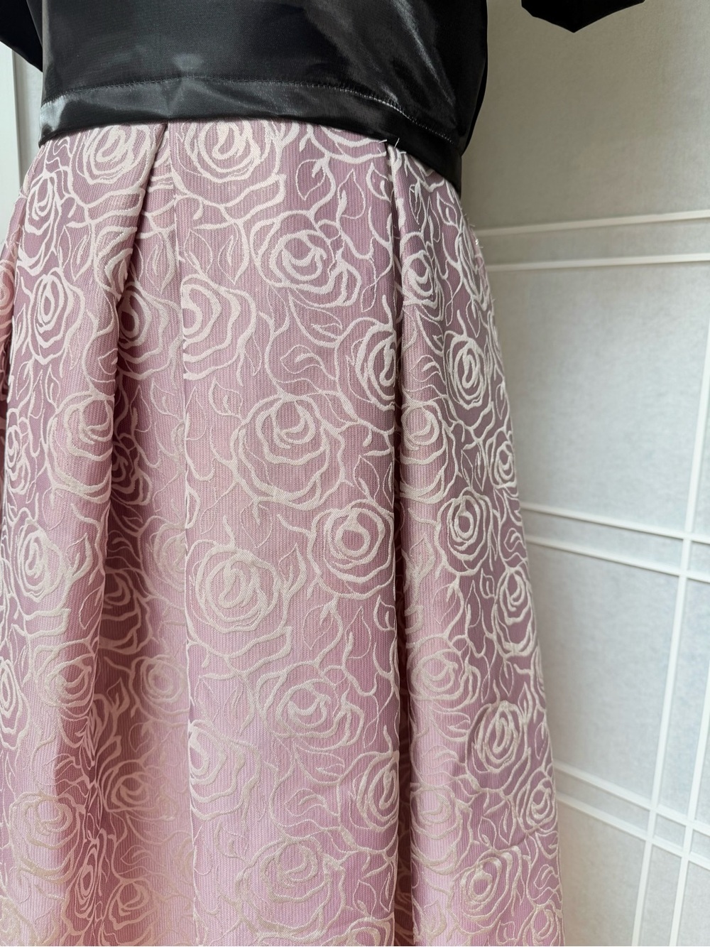 Elegant Pink Floral Midi Skirt - Picture 4 of 4